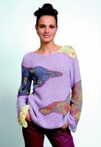 Пуловер с разноцветными мотивами